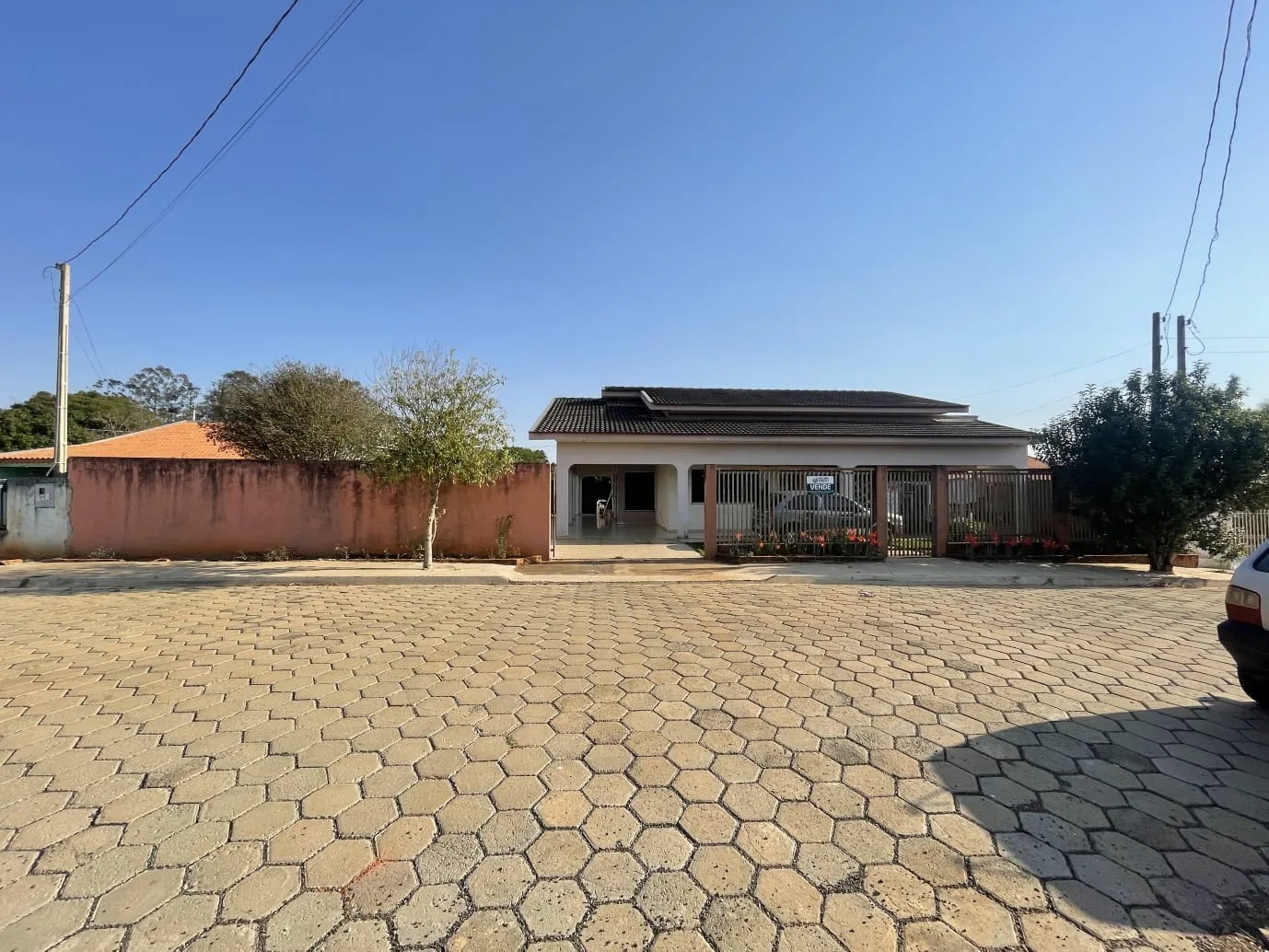 CASA COM TERRENO GRANDE A VENDA EM JABOTI-PR