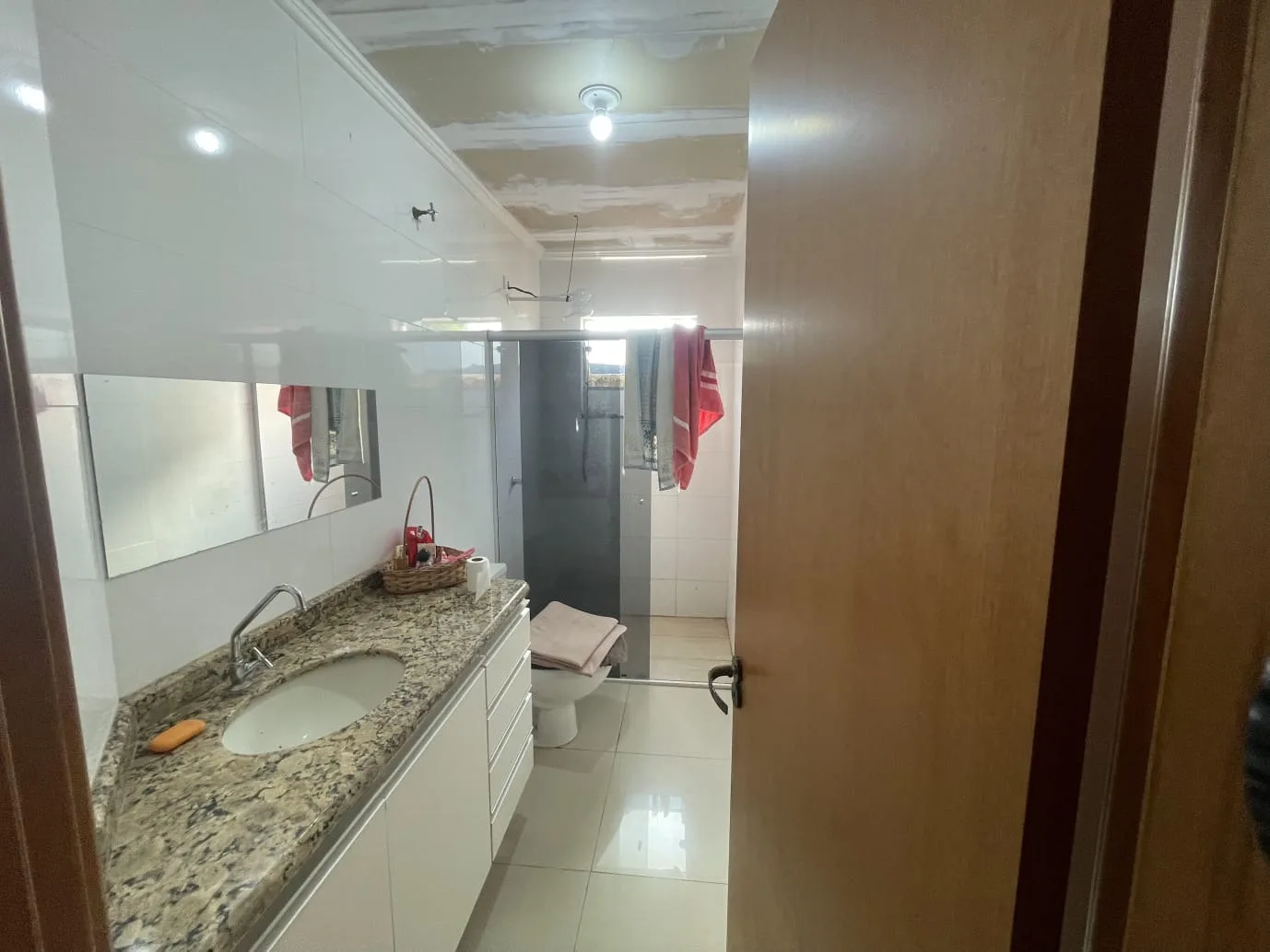 CASA COM TERRENO GRANDE A VENDA EM JABOTI-PR