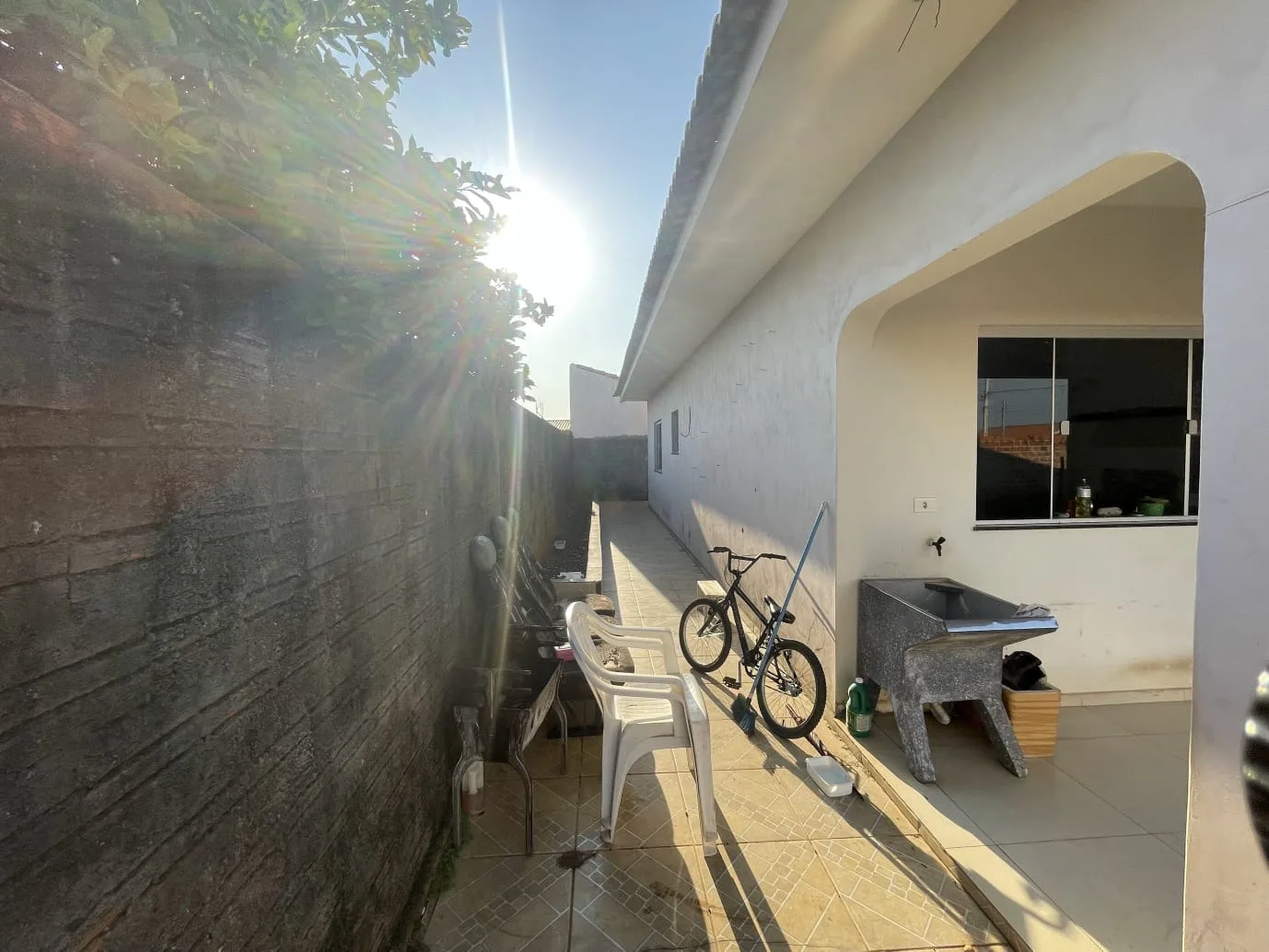 CASA COM TERRENO GRANDE A VENDA EM JABOTI-PR