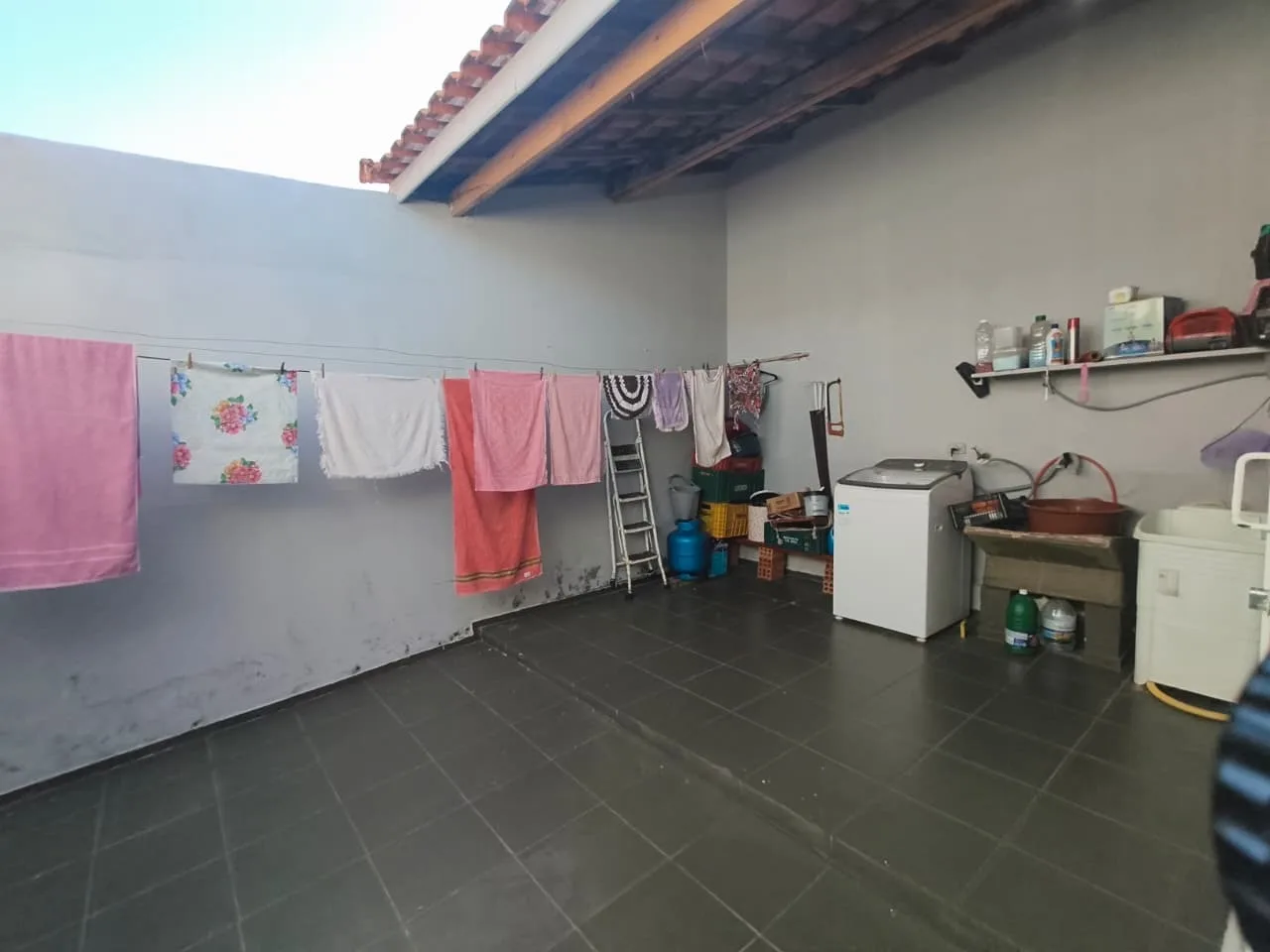 CASA A VENDA NO CENTRO DE JABOTI-PR!