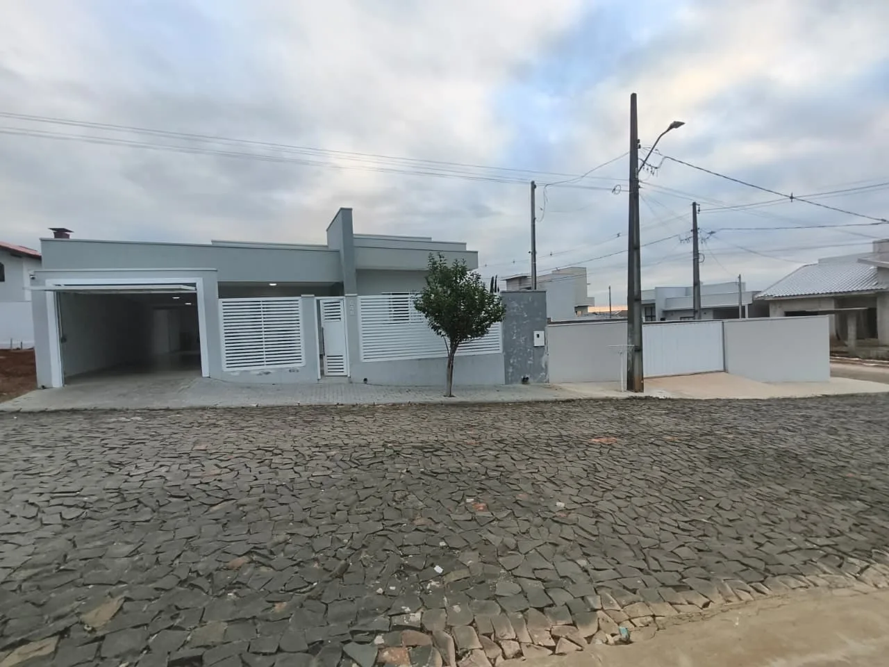 EXCELENTE CASA DE LAJE A VENDA EM JABOTI-PR!